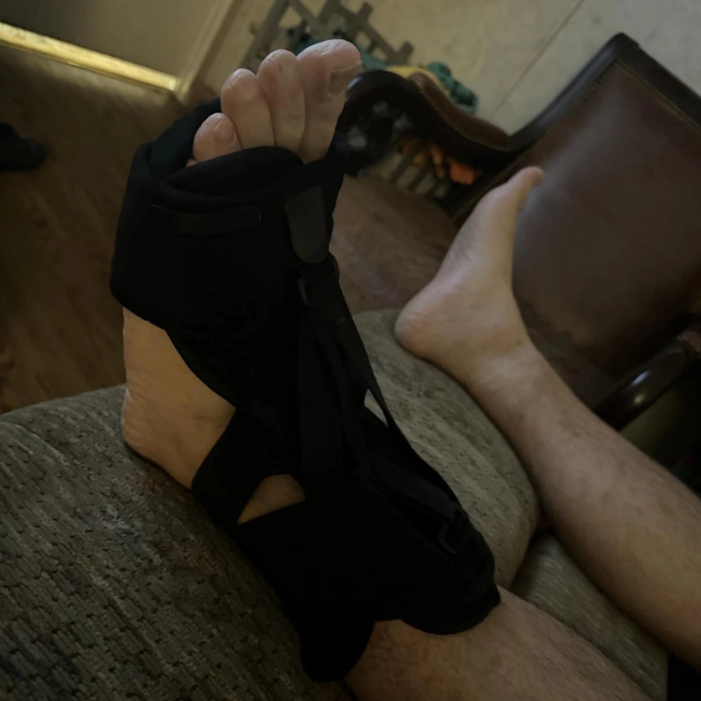 Foot support splint with therapeutic arch cup for overnight pain relief